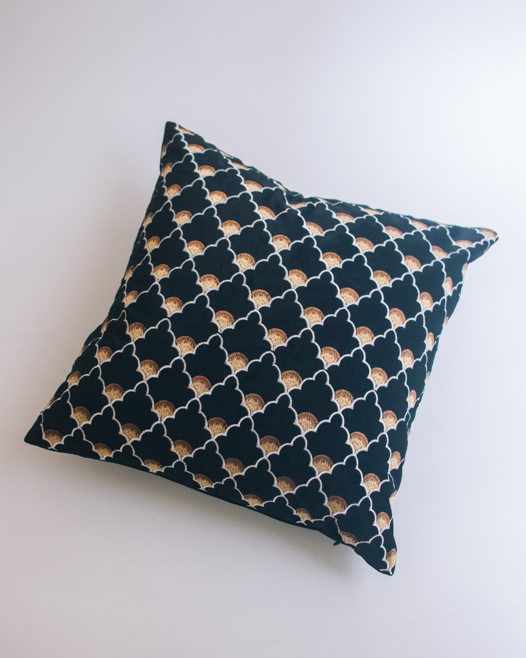 concha 貝殼花刺繡藝術絨面抱枕 - surround 是日家居