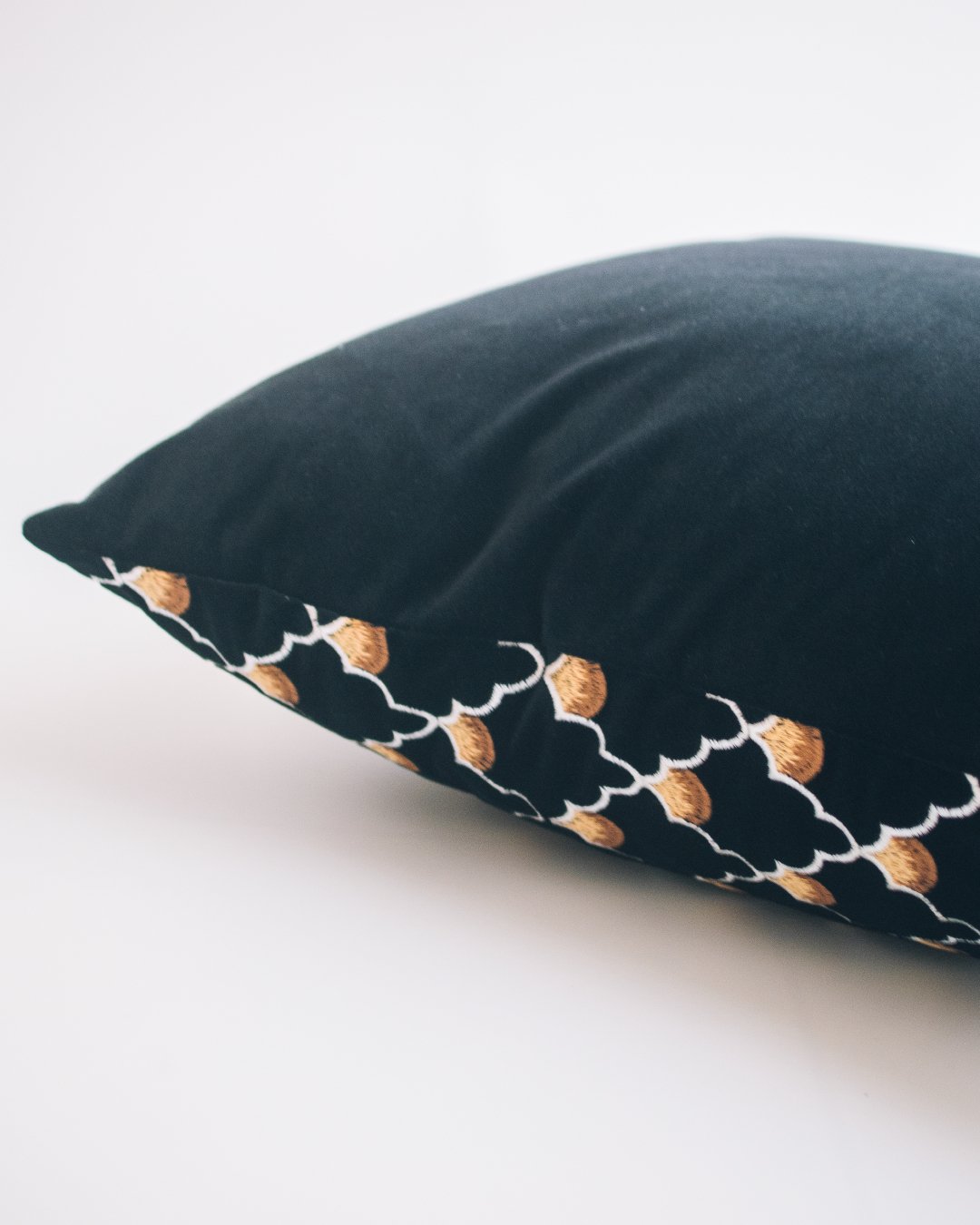 concha 貝殼花刺繡藝術絨面抱枕 - surround 是日家居