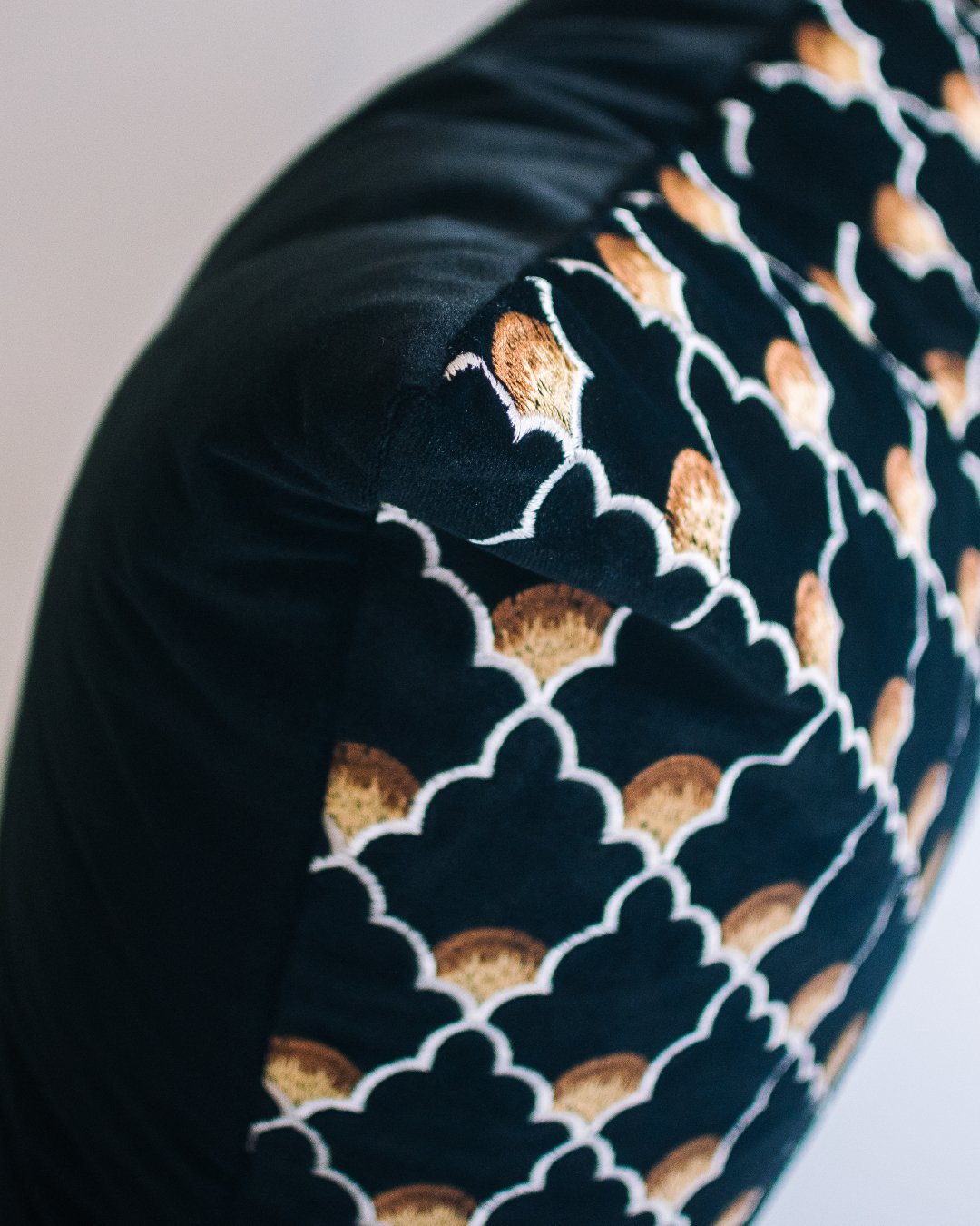 concha 貝殼花刺繡藝術絨面抱枕 - surround 是日家居