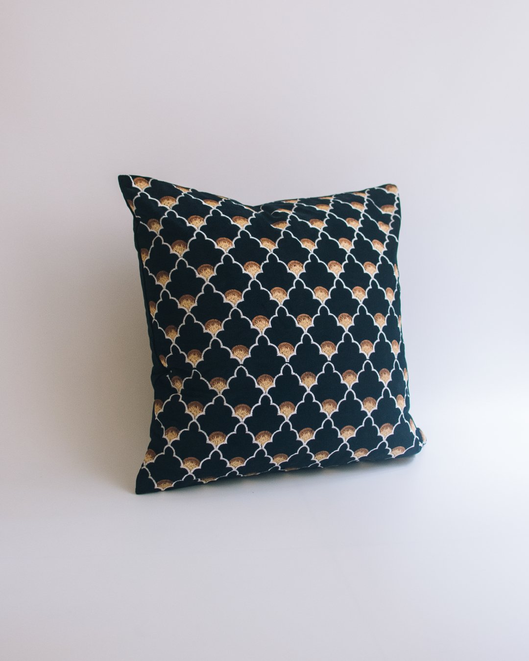 concha 貝殼花刺繡藝術絨面抱枕 - surround 是日家居