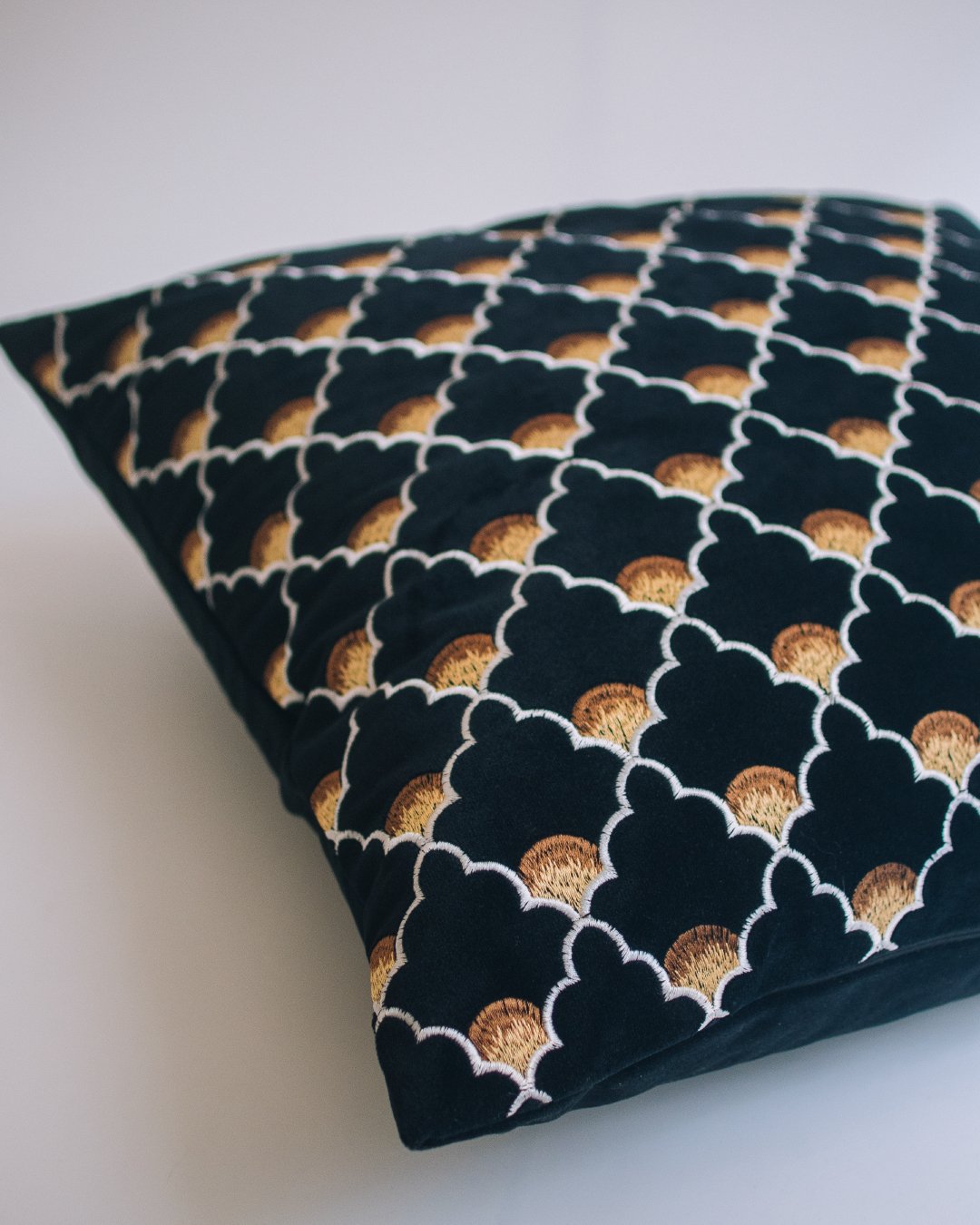 concha 貝殼花刺繡藝術絨面抱枕 - surround 是日家居