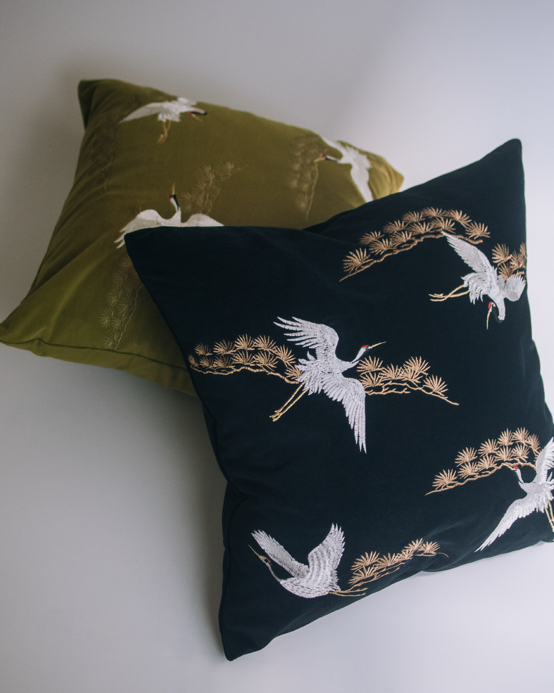 kran 松鶴刺繡藝術絨面抱枕 含枕芯