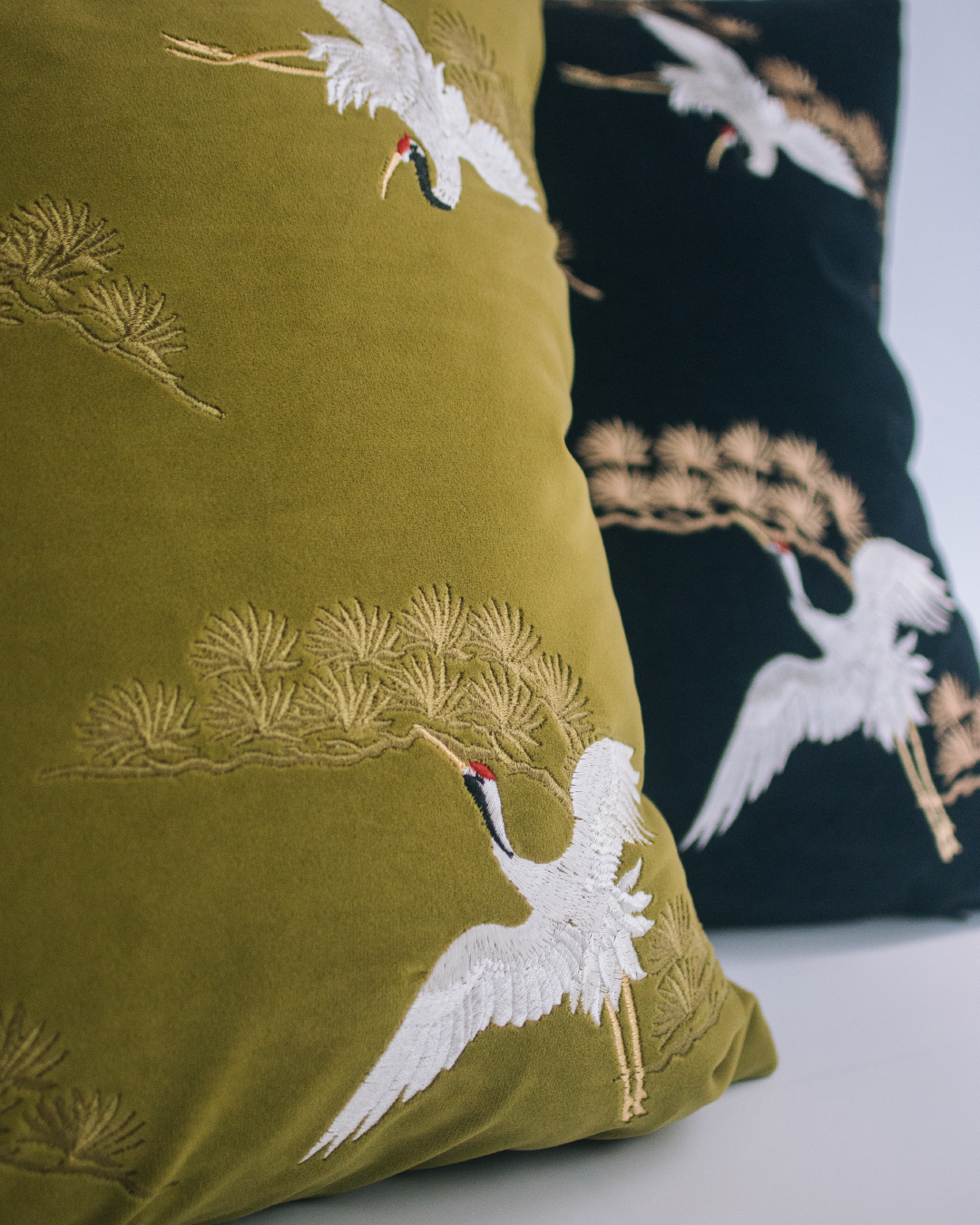 kran 松鶴刺繡藝術絨面抱枕 含枕芯