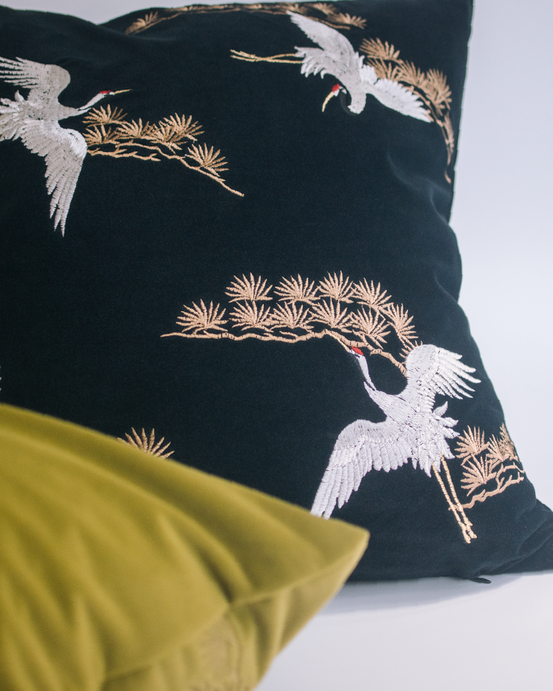 kran 松鶴刺繡藝術絨面抱枕 含枕芯