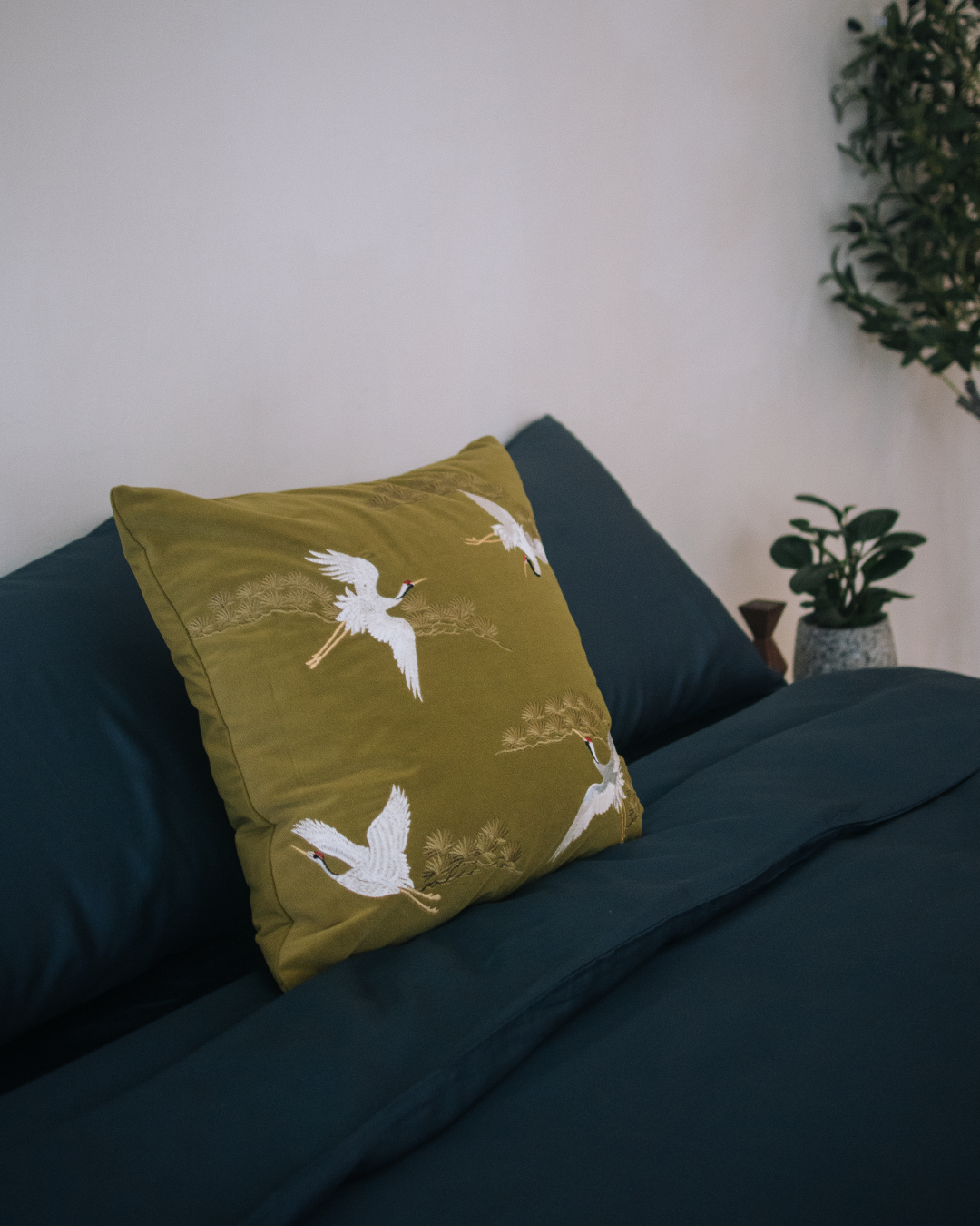 kran 松鶴刺繡藝術絨面抱枕 含枕芯