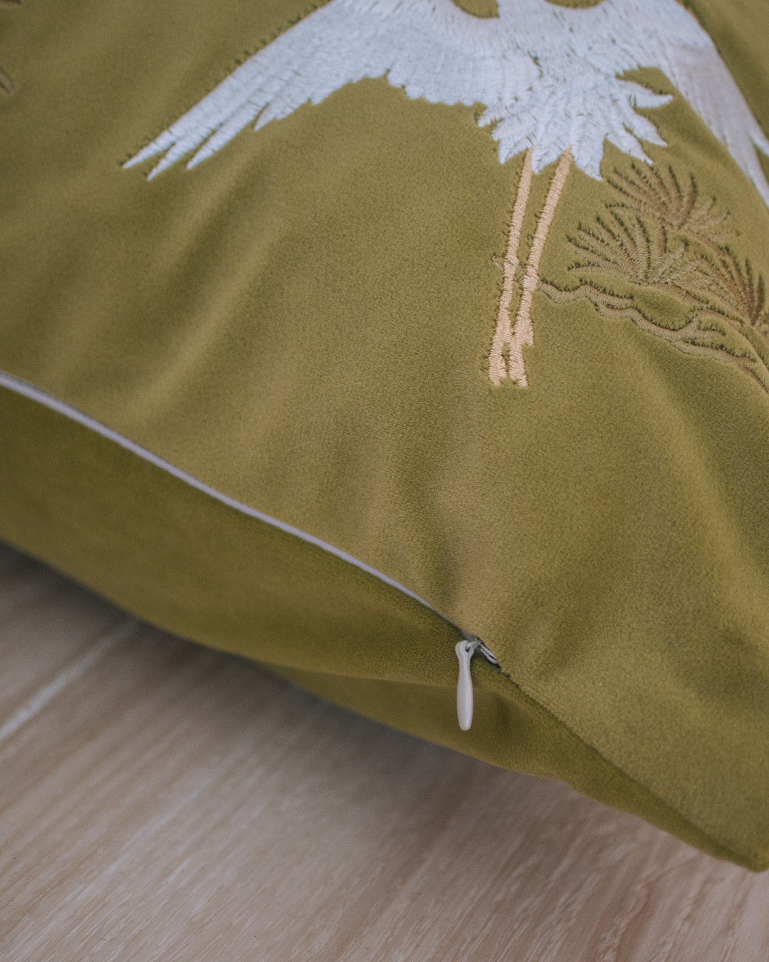 kran 松鶴刺繡藝術絨面抱枕 含枕芯