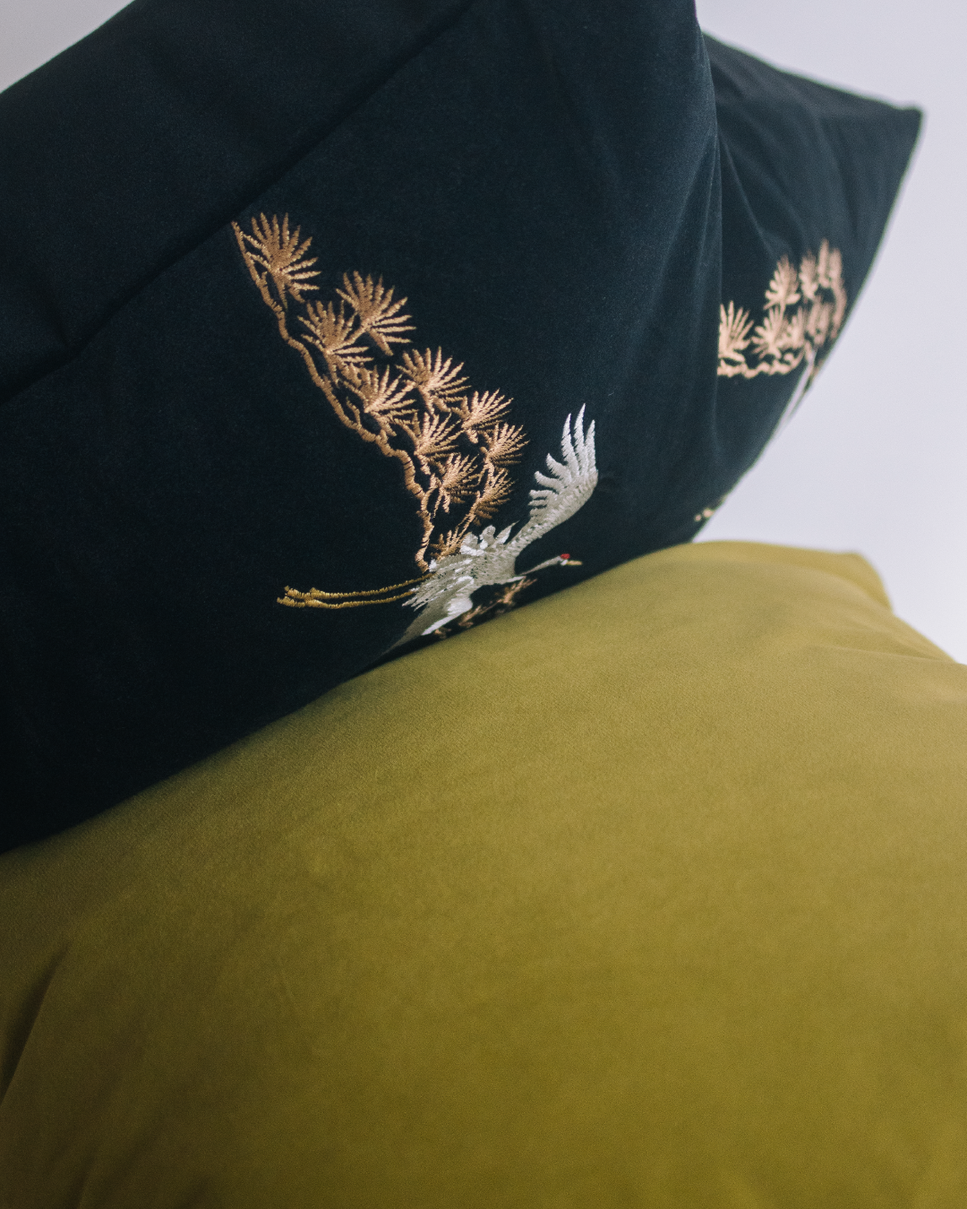 kran 松鶴刺繡藝術絨面抱枕 含枕芯