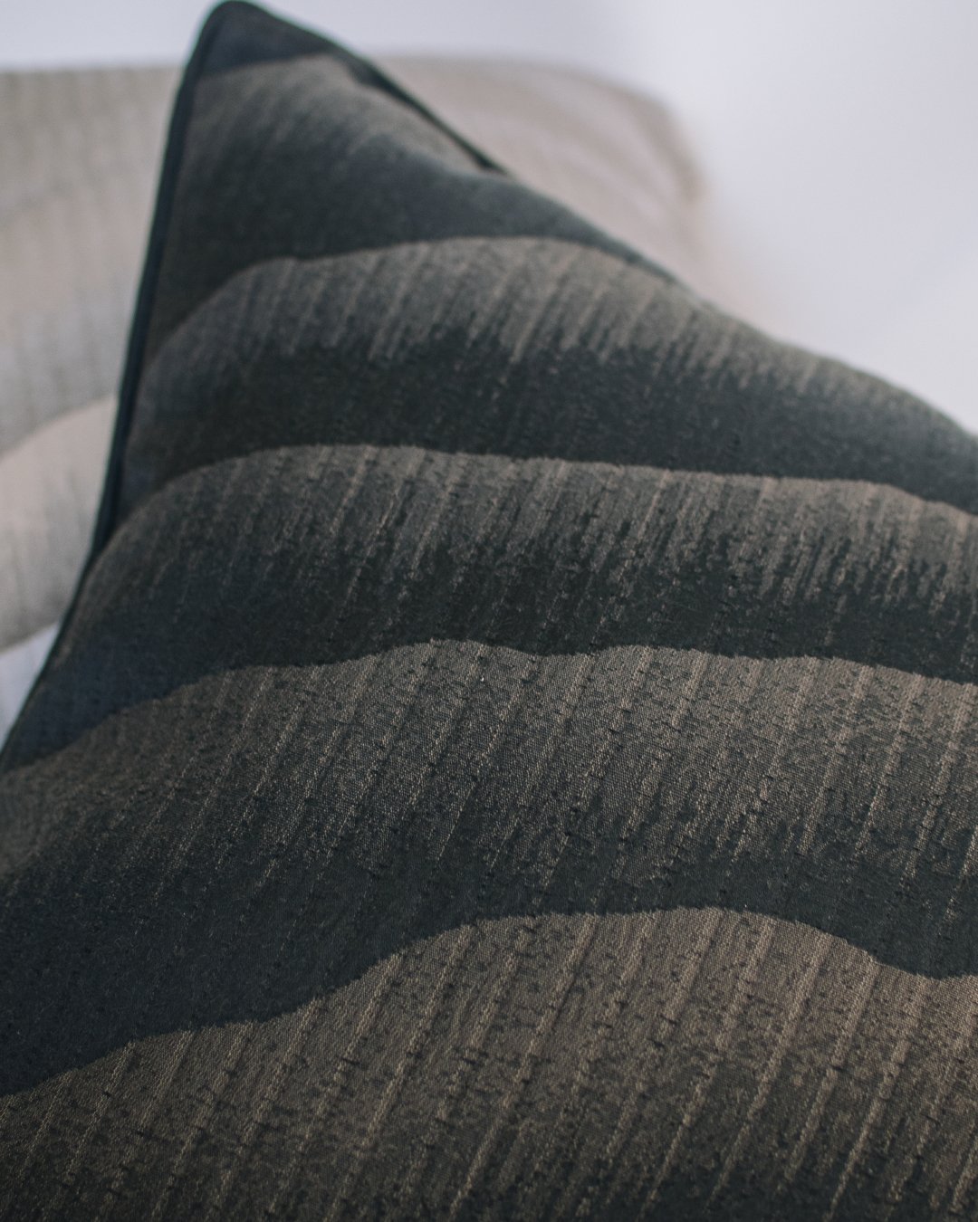 montagne 山嵐織紋緞面抱枕 - surround co., ltd.