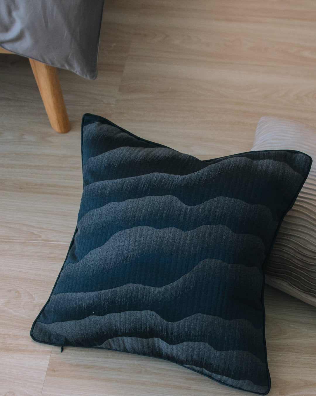 montagne 山嵐織紋緞面抱枕 - surround co., ltd.