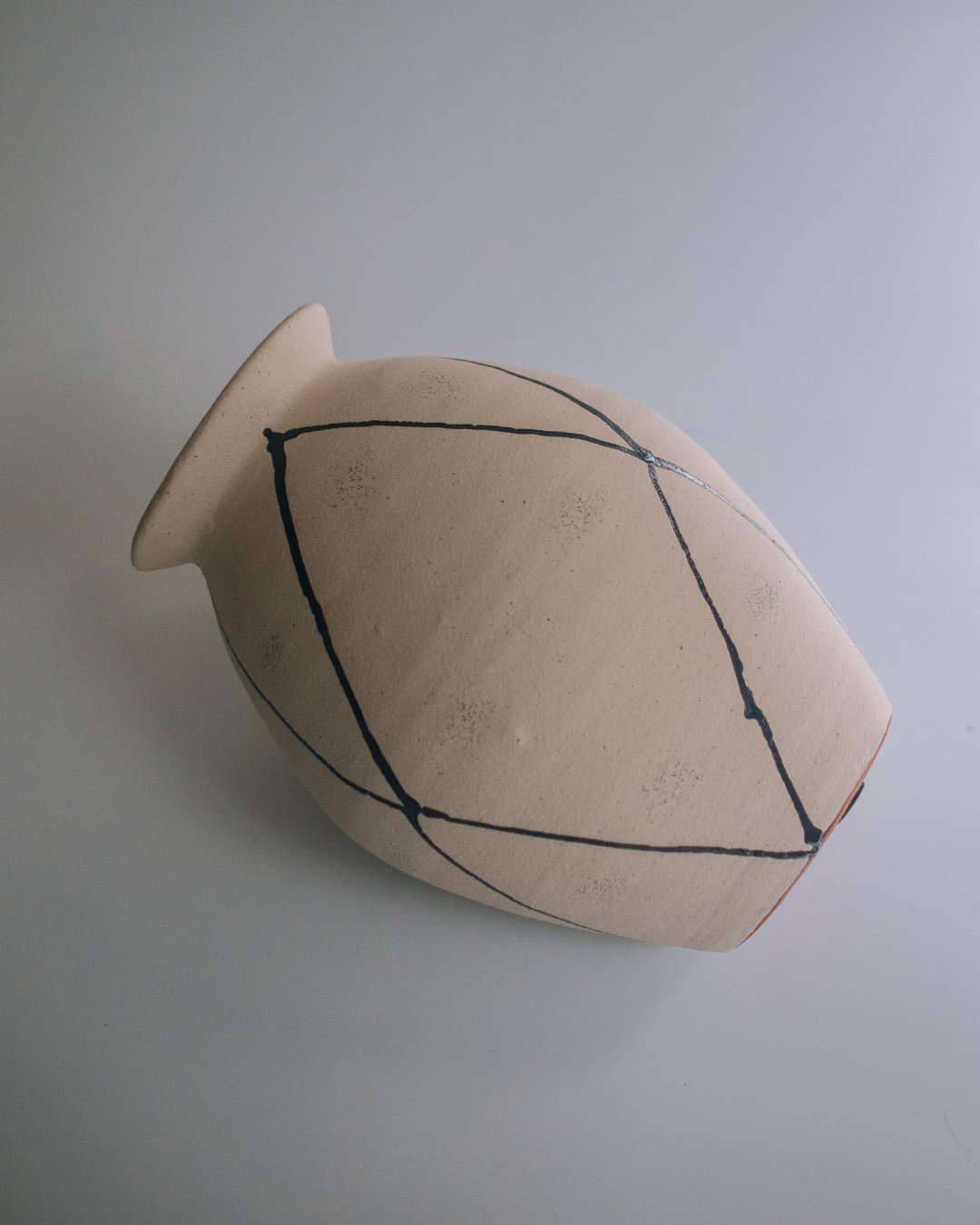 線條圖騰陶瓷花瓶 - surround