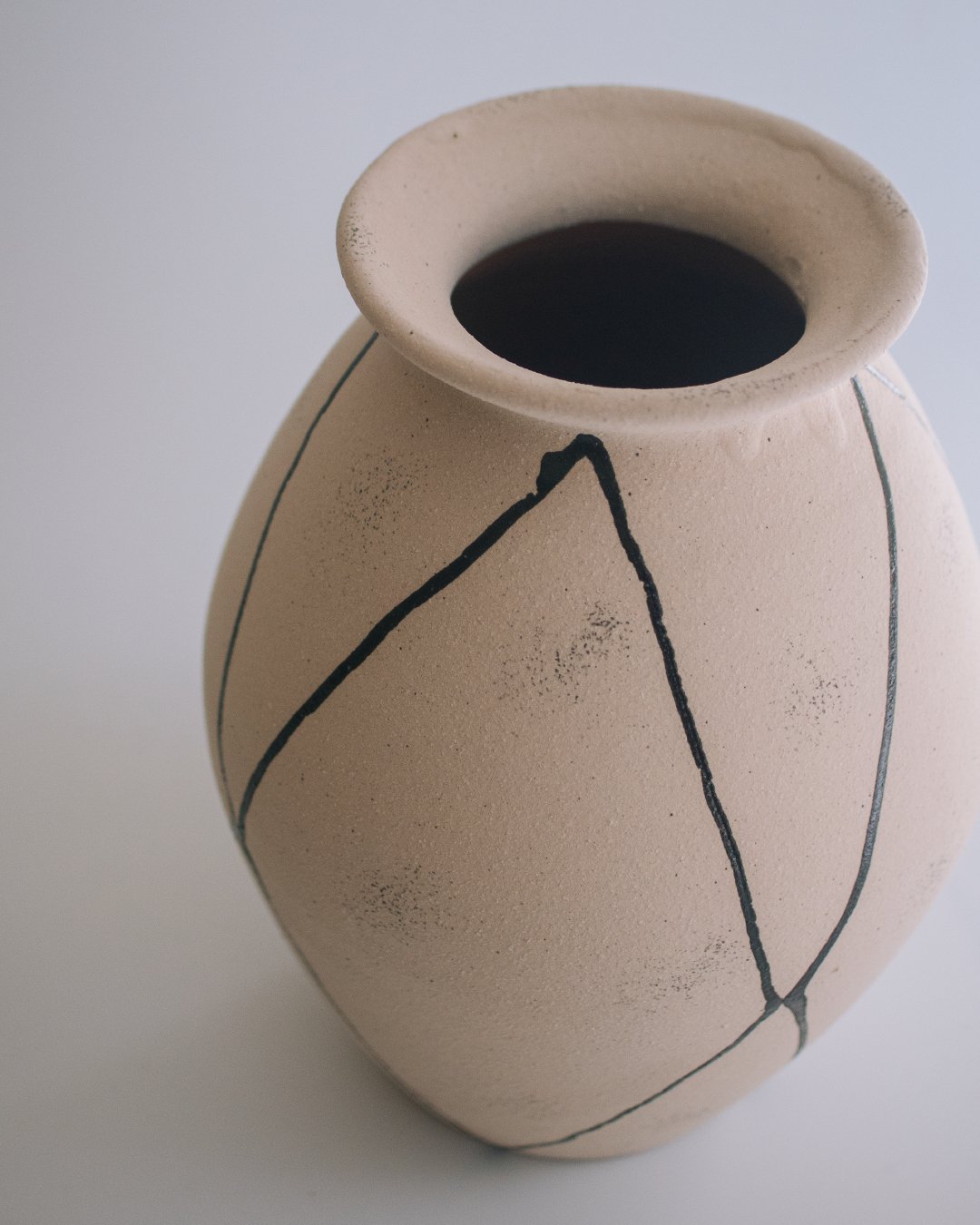 線條圖騰陶瓷花瓶 - surround