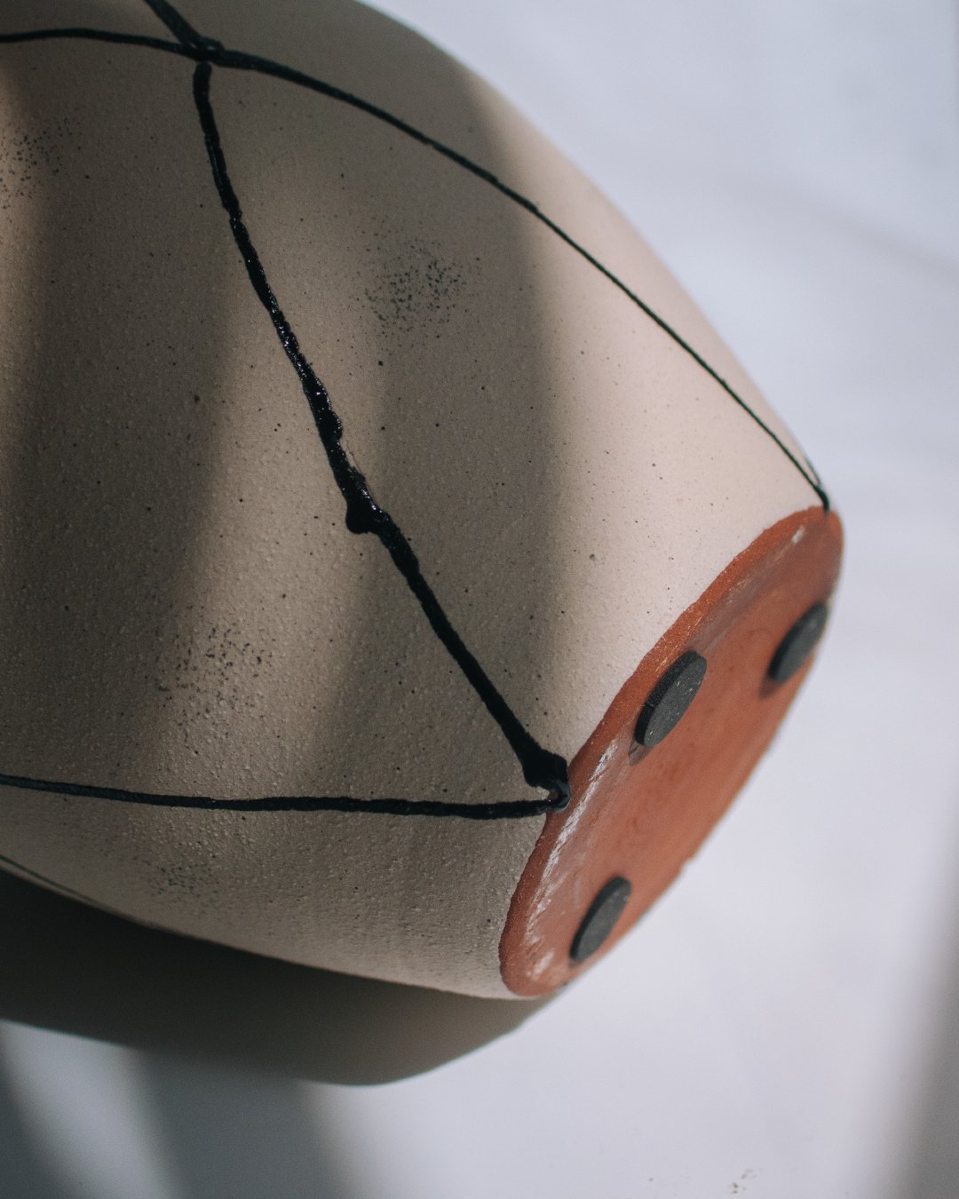 線條圖騰陶瓷花瓶 - surround