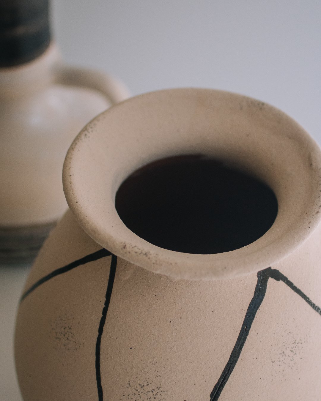 線條圖騰陶瓷花瓶 - surround