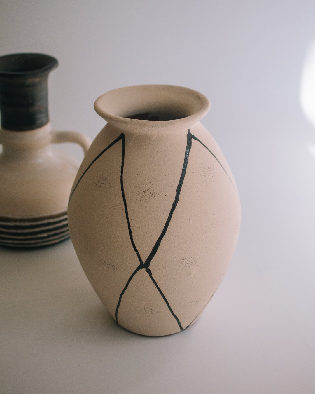 線條圖騰陶瓷花瓶 - surround