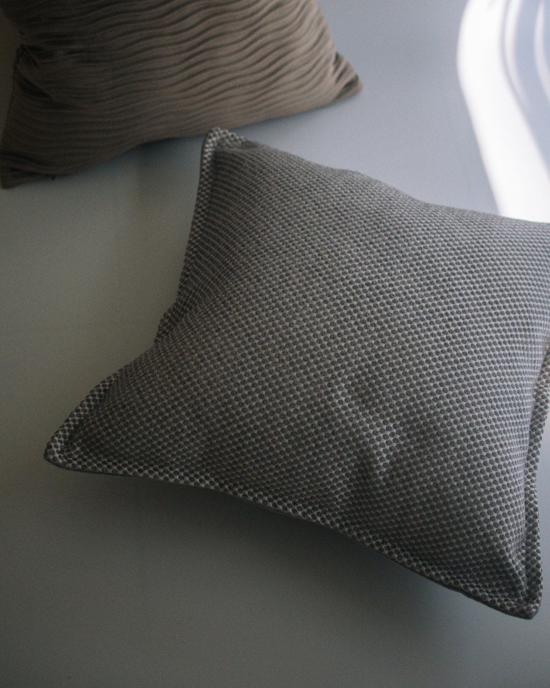 punti 圓點點針織抱枕 - surround co., ltd.