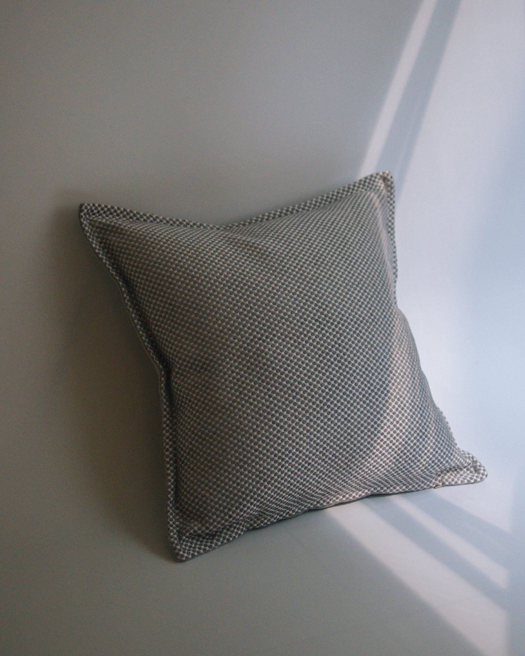 punti 圓點點針織抱枕 - surround co., ltd.