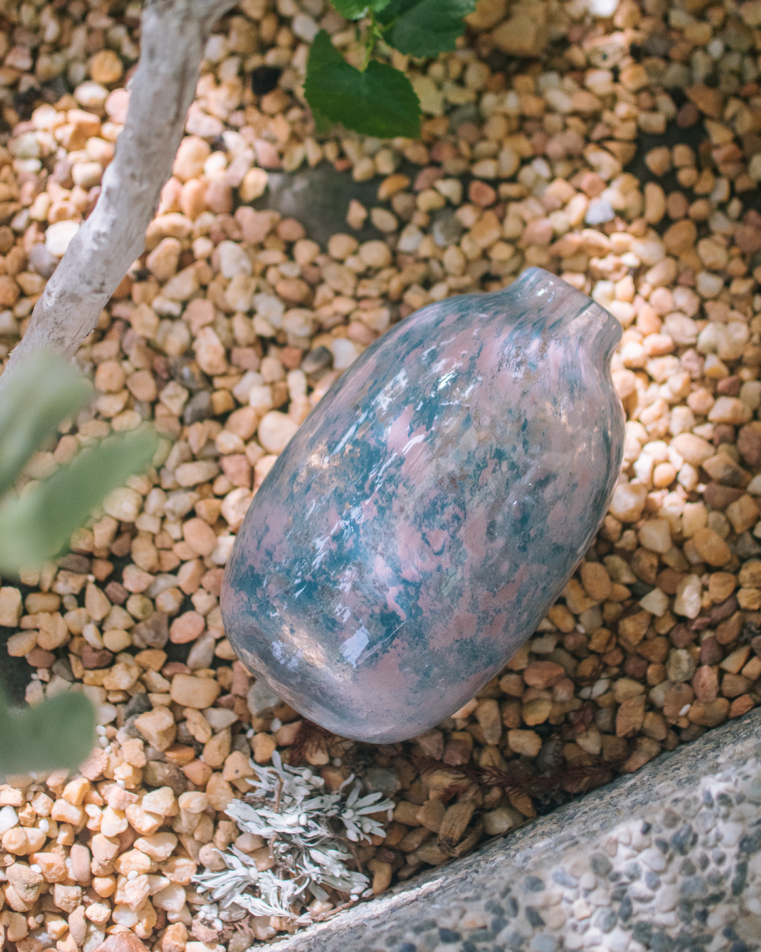 日本 kosai 雲彩手工琉璃花器（粉藍雲彩／黑白氣泡）