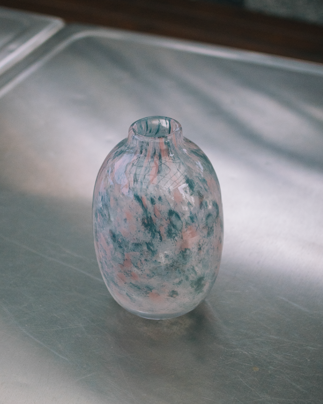 日本 kosai 雲彩手工琉璃花器（粉藍雲彩／黑白氣泡）