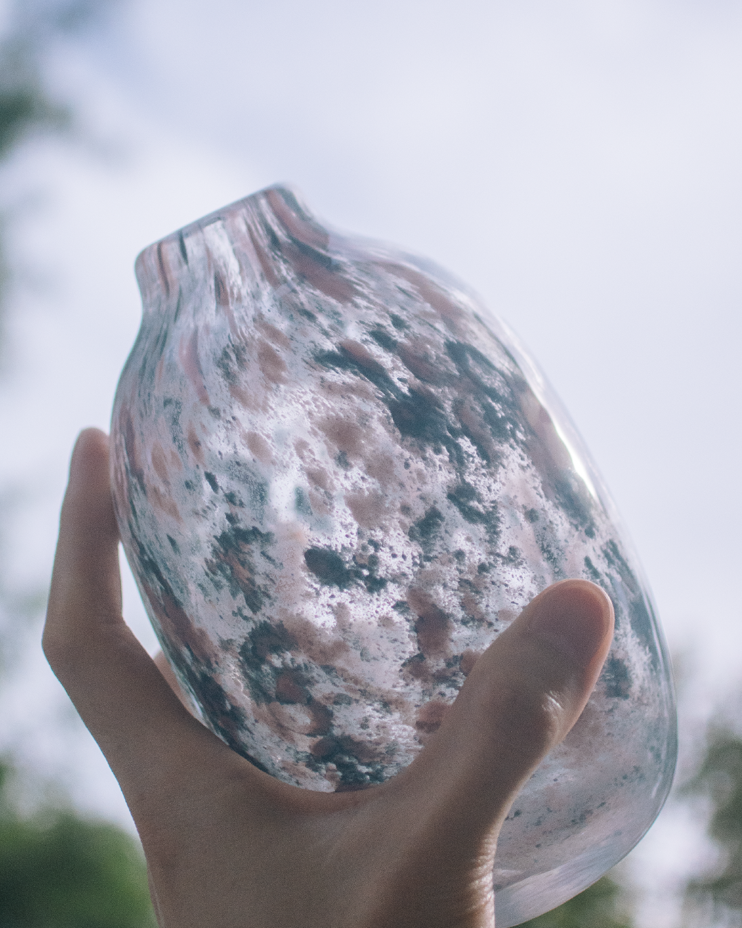 日本 kosai 雲彩手工琉璃花器（粉藍雲彩／黑白氣泡）