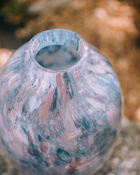 日本 kosai 雲彩手工琉璃花器（粉藍雲彩／黑白氣泡）