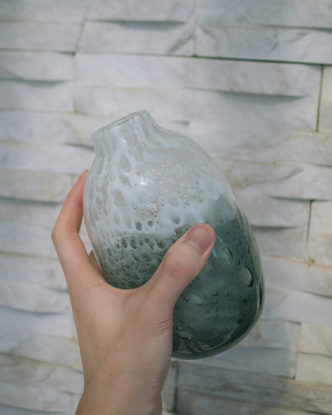 日本 kosai 雲彩手工琉璃花器（粉藍雲彩／黑白氣泡）