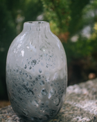 日本 kosai 雲彩手工琉璃花器（粉藍雲彩／黑白氣泡）