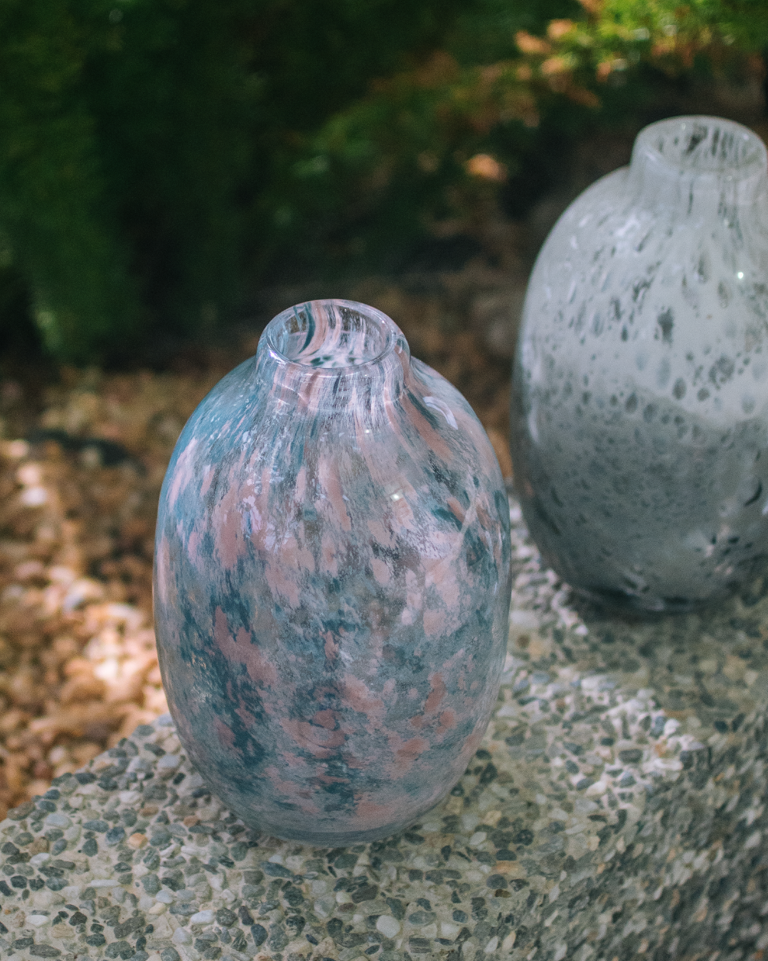 日本 kosai 雲彩手工琉璃花器（粉藍雲彩／黑白氣泡）