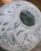 日本 kosai 雲彩手工琉璃花器（粉藍雲彩／黑白氣泡）