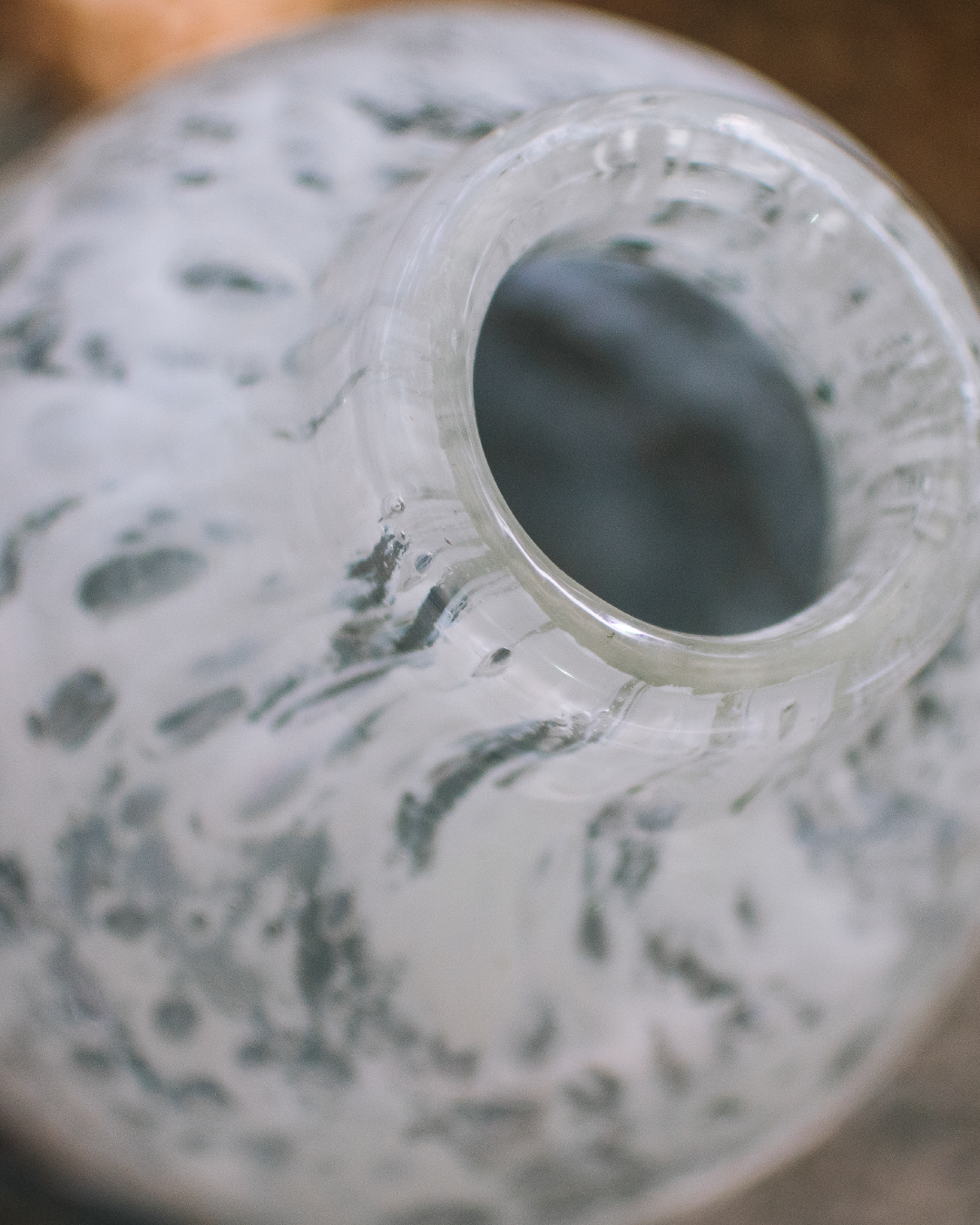 日本 kosai 雲彩手工琉璃花器（粉藍雲彩／黑白氣泡）