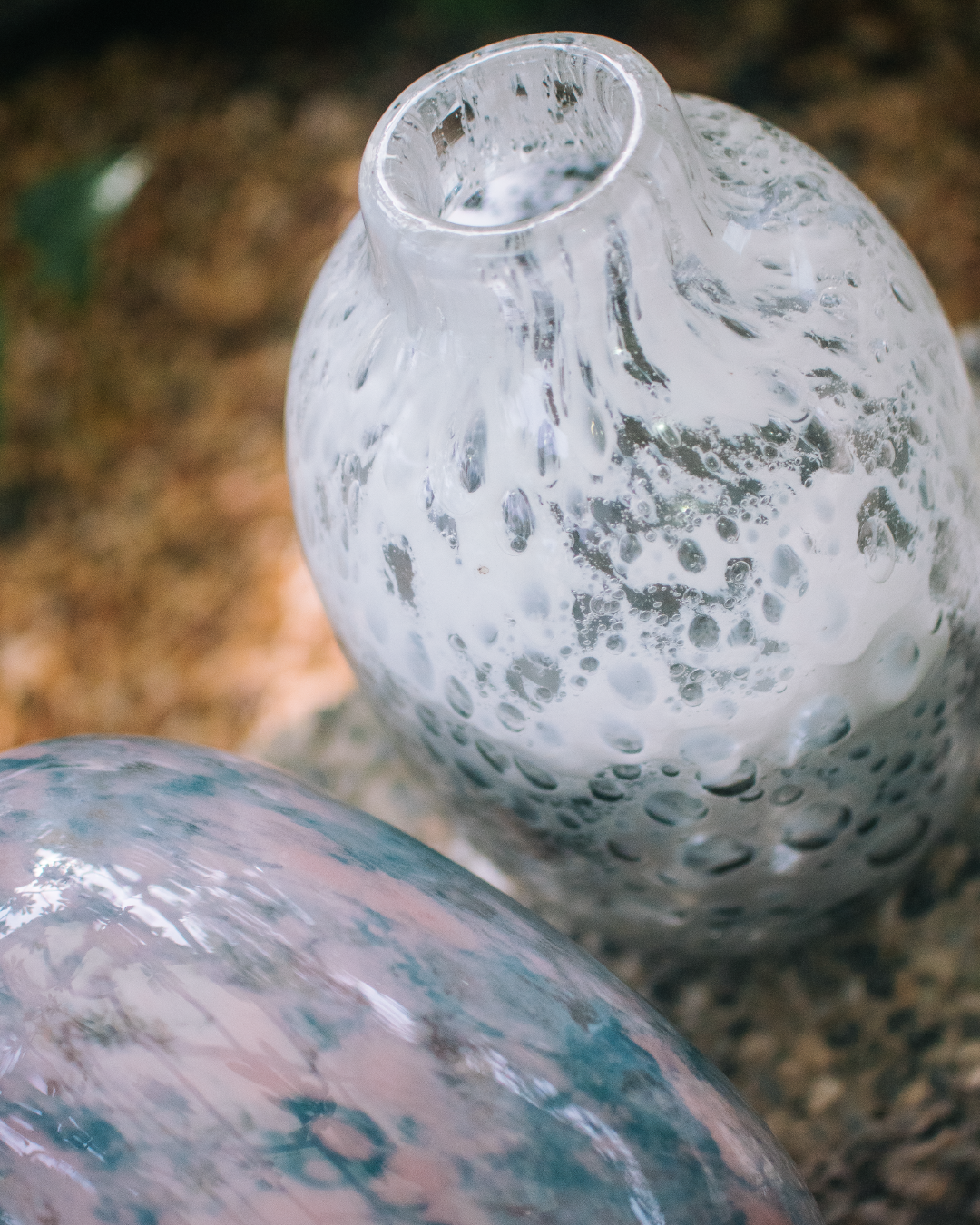 日本 kosai 雲彩手工琉璃花器（粉藍雲彩／黑白氣泡）