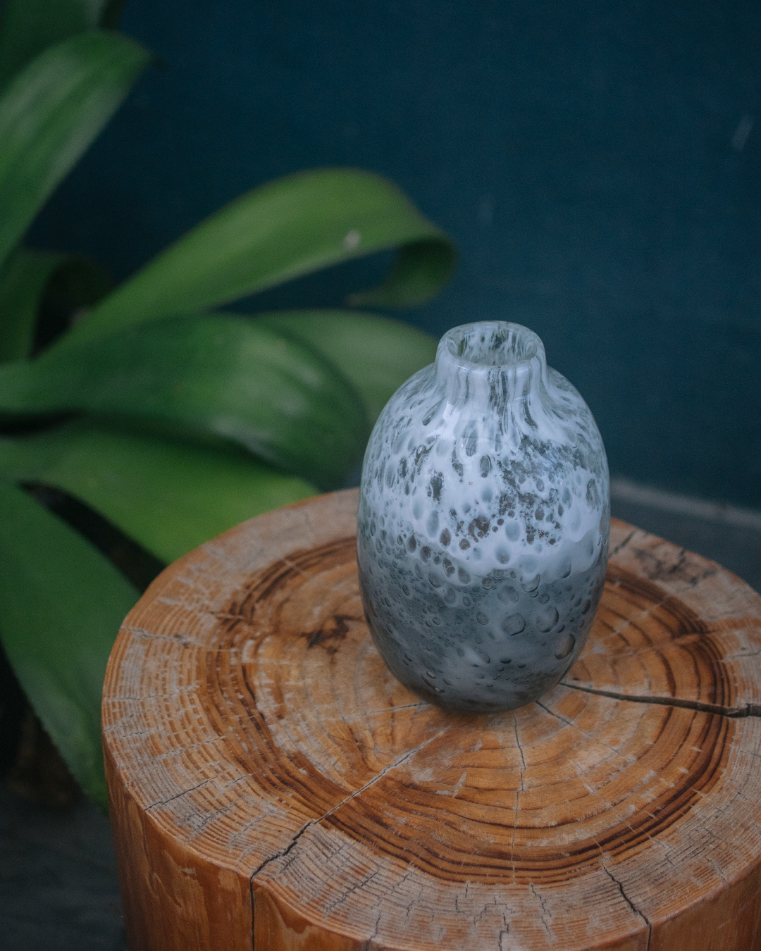 日本 kosai 雲彩手工琉璃花器（粉藍雲彩／黑白氣泡）