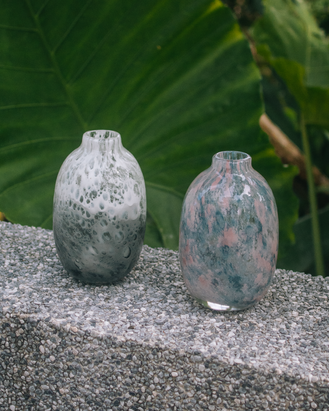 日本 kosai 雲彩手工琉璃花器（粉藍雲彩／黑白氣泡）